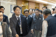 Lee Jae-myung Signs Policy Pact With National Federation Of Trade Unions Ahead Of Election