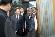 Lee Jae-myung Signs Policy Pact With National Federation Of Trade Unions Ahead Of Election