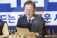 Lee Jae-myung Signs Policy Pact With National Federation Of Trade Unions Ahead Of Election