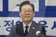 Lee Jae-myung Signs Policy Pact With National Federation Of Trade Unions Ahead Of Election
