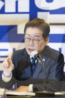 Lee Jae-myung Signs Policy Pact With National Federation Of Trade Unions Ahead Of Election