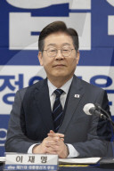 Lee Jae-myung Signs Policy Pact With National Federation Of Trade Unions Ahead Of Election