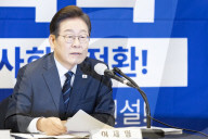 Lee Jae-myung Signs Policy Pact With National Federation Of Trade Unions Ahead Of Election