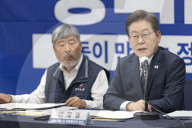 Lee Jae-myung Signs Policy Pact With National Federation Of Trade Unions Ahead Of Election