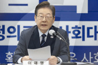 Lee Jae-myung Signs Policy Pact With National Federation Of Trade Unions Ahead Of Election