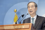 Han Duck-soo Holds Press Conference To Declare Presidential Run