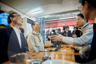 Han Duck-soo Visits Communal Housing In Donui-dong, Tours Facility With Seoul Mayor Oh Se-hoon