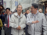 Han Duck-soo Visits Communal Housing In Donui-dong, Tours Facility With Seoul Mayor Oh Se-hoon