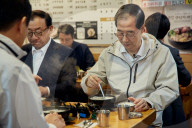 Han Duck-soo Visits Communal Housing In Donui-dong, Tours Facility With Seoul Mayor Oh Se-hoon