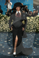 PEOPLE - Rihanna schwanger an der MET Gala 2025