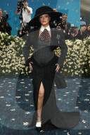 PEOPLE - Rihanna schwanger an der MET Gala 2025