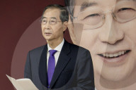 Han Duck-soo Discusses Potential Candidacy Unification With Kim Moon-soo
