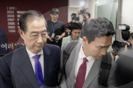 Han Duck-soo Discusses Potential Candidacy Unification With Kim Moon-soo