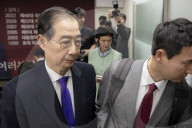 Han Duck-soo Discusses Potential Candidacy Unification With Kim Moon-soo