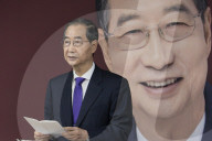 Han Duck-soo Discusses Potential Candidacy Unification With Kim Moon-soo