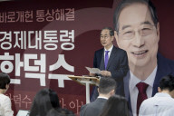 Han Duck-soo Discusses Potential Candidacy Unification With Kim Moon-soo
