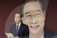Han Duck-soo Discusses Potential Candidacy Unification With Kim Moon-soo