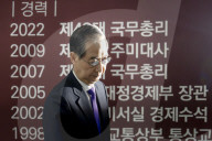 Han Duck-soo Discusses Potential Candidacy Unification With Kim Moon-soo