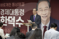 Han Duck-soo Discusses Potential Candidacy Unification With Kim Moon-soo