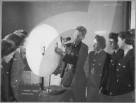 VE Day: Die Rolle der Frau in Kriegszeiten in Bildern des Women’s Auxiliary Air Force Corps der britischen Luftwaffe
