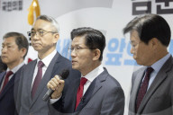 Conservative Presidential Candidate Kim Moon-soo Claims Party Is Forcing Him To Merge With Independent Rival