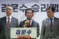 Conservative Presidential Candidate Kim Moon-soo Claims Party Is Forcing Him To Merge With Independent Rival