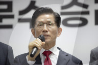 Conservative Presidential Candidate Kim Moon-soo Claims Party Is Forcing Him To Merge With Independent Rival