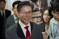 Conservative Presidential Candidate Kim Moon-soo Claims Party Is Forcing Him To Merge With Independent Rival
