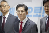 Conservative Presidential Candidate Kim Moon-soo Claims Party Is Forcing Him To Merge With Independent Rival