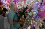 Jamaica Market Offers Large Flower Sale For Mother's Day In Mexico