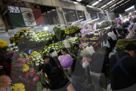 Jamaica Market Offers Large Flower Sale For Mother's Day In Mexico