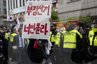 Kim Moon-soo Supporters Denounce Leadership Over Han Duck-soo’s Surprise Candidacy