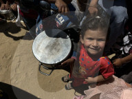 Emeregency food distribution in Gaza