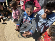 Emeregency food distribution in Gaza