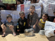 Emeregency food distribution in Gaza