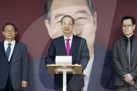 Han Duck-soo Bows Out Of Presidential Race, Vows To Accept Result With Humility