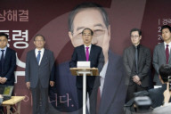 Han Duck-soo Bows Out Of Presidential Race, Vows To Accept Result With Humility