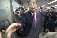Han Duck-soo Bows Out Of Presidential Race, Vows To Accept Result With Humility