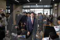 Kim Moon-soo Registers Candidacy After Turbulent Run-Up