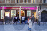 Crowd Outside Hard Rock Cafe In Prague