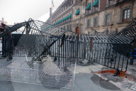 Teachers Block National Palace To Demand Repeal Of The 2007 ISSSTE Law