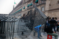 Teachers Block National Palace To Demand Repeal Of The 2007 ISSSTE Law