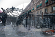 Teachers Block National Palace To Demand Repeal Of The 2007 ISSSTE Law