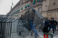 Teachers Block National Palace To Demand Repeal Of The 2007 ISSSTE Law