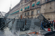Teachers Block National Palace To Demand Repeal Of The 2007 ISSSTE Law