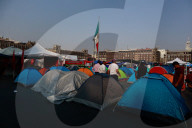 Teachers Block National Palace To Demand Repeal Of The 2007 ISSSTE Law