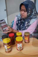 Chili Sauce Packaging For Export By Indonesian Micro Enterprises 