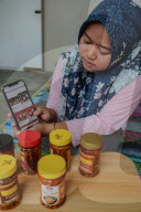 Chili Sauce Packaging For Export By Indonesian Micro Enterprises 