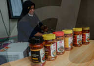 Chili Sauce Packaging For Export By Indonesian Micro Enterprises 
