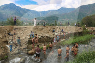 Heat Wave Continues In Kashmir